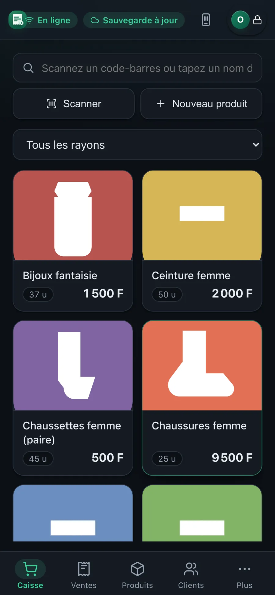 Caisse mobile POS Plus sur téléphone : recherche par code-barres ou par nom, boutons Scanner et Nouveau produit, choix du rayon, fiches articles avec stock et prix, et barre d'onglets Caisse, Ventes, Produits, Clients et Plus.